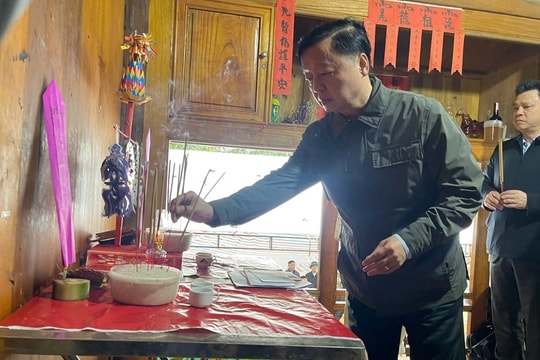 Phó Thủ tướng Trần Hồng Hà thăm hỏi gia đình các nạn nhân vụ chìm tàu chở khách trên hồ Thác Bà