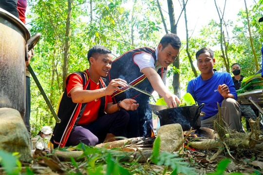 “Đắp chăn” săn cá - đồng bào Co gửi ước vọng về mùa màng bội thu