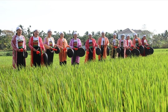 Người Mường mở hội hạ nêu tại ngôi đình tọa lạc giữa cánh đồng