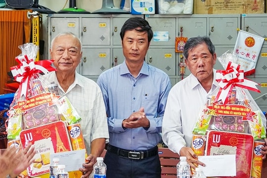 Lãnh đạo Sở Dân tộc và Tôn giáo Cà Mau thăm, chúc Tết Nguyên tiêu đồng bào dân tộc Hoa