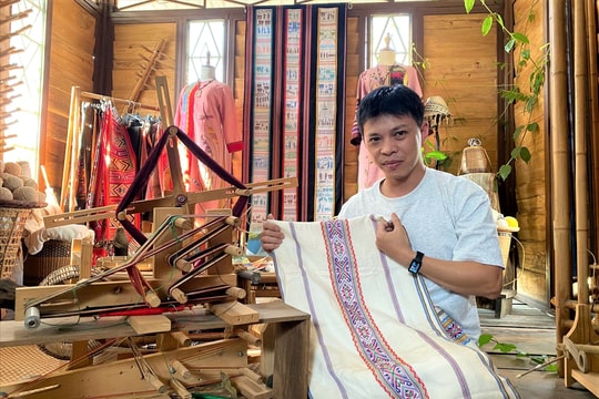 Chàng trai 15 năm đi tìm "đất sống" cho thổ cẩm Ba Na