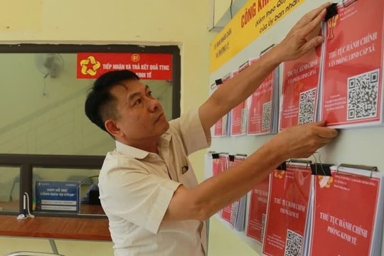 Những bước chân mang mùa Xuân xuống bản