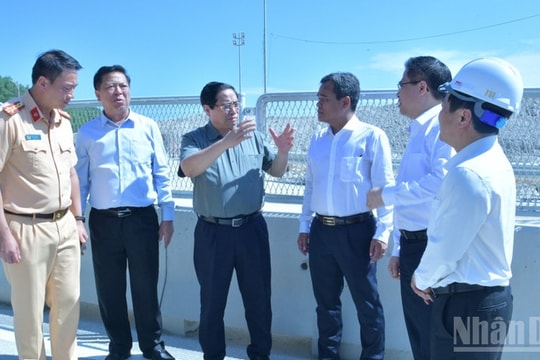 Thủ tướng Phạm Minh Chính đi kiểm tra các dự án giao thông trọng điểm khu vực miền Trung