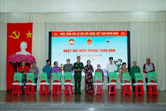 Cần Thơ trao tặng nhiều phần quà trong Ngày hội Biên phòng toàn dân