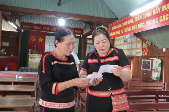 Cử tri Đắk Lắk được tuyên truyền bầu cử bằng hai thứ tiếng
