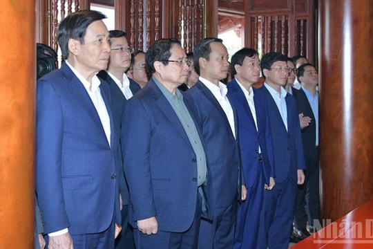 Thủ tướng Phạm Minh Chính dâng hương tưởng nhớ Chủ tịch Hồ Chí Minh, các Anh hùng liệt sĩ chiến trường Điện Biên Phủ