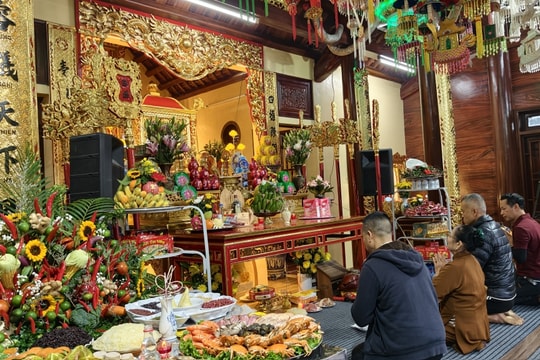 Rộn ràng lễ hội Đền Bà Men trên Vịnh Hạ Long