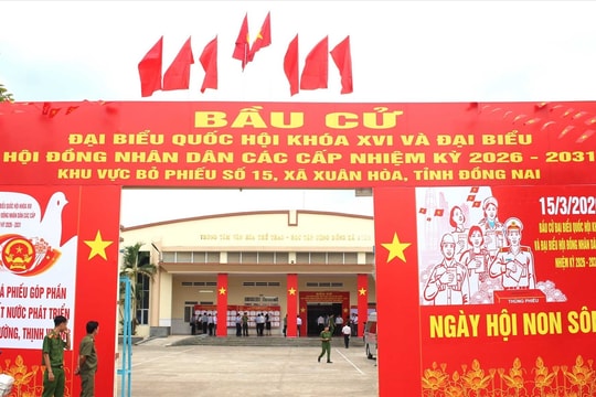 Sắc đỏ rực rỡ nơi bản làng hướng về Ngày hội non sông