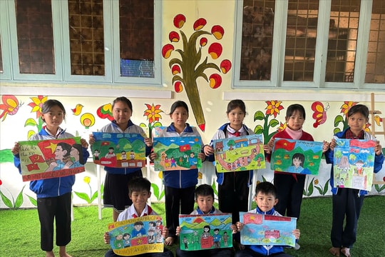 Hàng trăm học sinh dân tộc Xơ Đăng vẽ tranh cổ động bầu cử