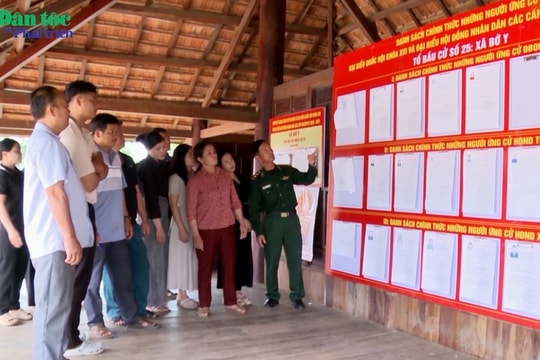 Đưa thông tin bầu cử đến từng bản làng