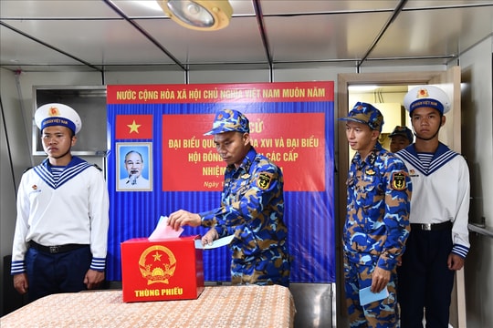 Ngày hội bầu cử sớm của những người lính canh gác nơi đầu sóng