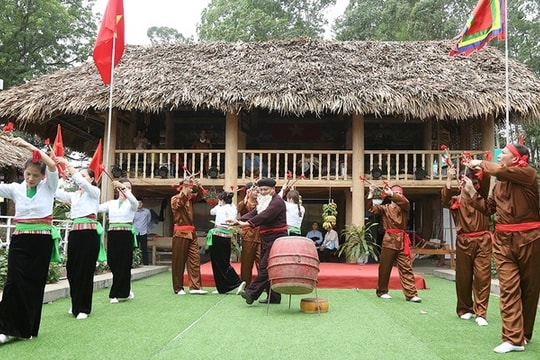 Tiếng chọc sàn trong đêm - Nét đẹp hẹn hò xưa kia của trai gái người Mường ở Phú Thọ