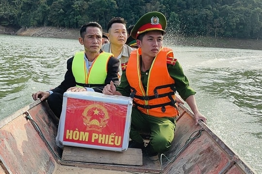 Vượt lòng hồ “chở” niềm tin cử tri