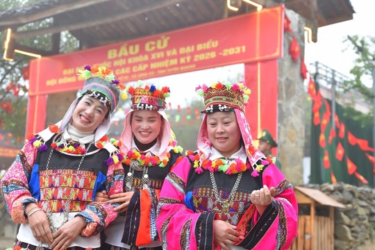Cử tri Lũng Cú vượt núi đá đi bỏ phiếu