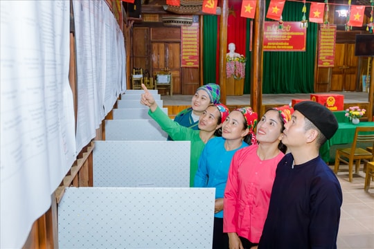 Cử tri Tuyên Quang rực rỡ trong trang phục truyền thống đi bỏ phiếu