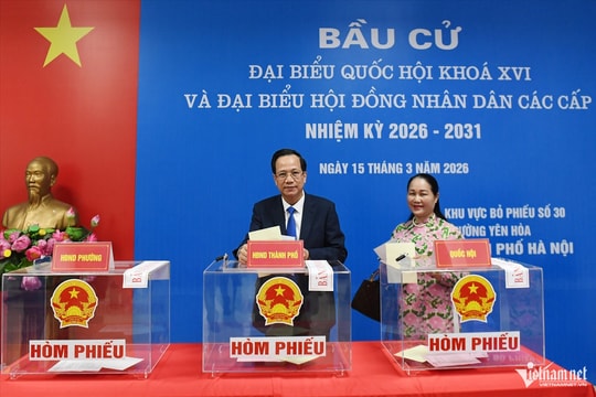 Bộ trưởng Đào Ngọc Dung bỏ phiếu tại phường Yên Hòa, Hà Nội