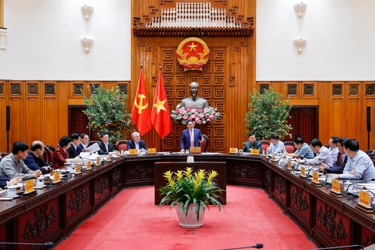 Thủ tướng: Dứt khoát không để thiếu xăng dầu trong mọi trường hợp; xem xét bố trí ngân sách để hỗ trợ bình ổn giá