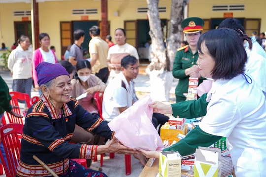 Khám bệnh, tặng quà cho đồng bào DTTS xã biên giới Ia Mơ