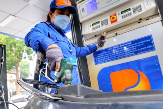 Giá xăng dầu “leo đỉnh” lúc nửa đêm: RON95 vượt 30.000 đồng/lít, có loại tăng gần 8.000 đồng gây “sốc”