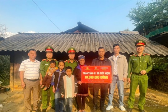Trao sổ tiết kiệm cho 4 bà cháu có hoàn cảnh đặc biệt khó khăn ở xã Mù Cang Chải
