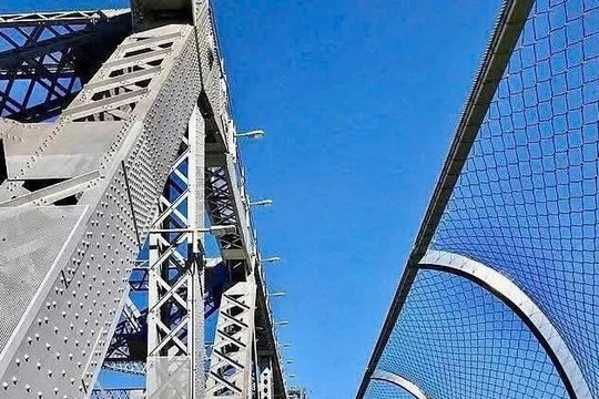 Lắp lưới thép - Lá chắn ngăn người nhảy cầu Bến Thủy 1