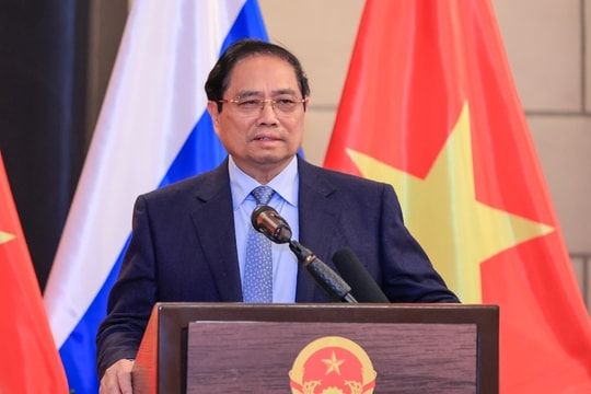 Thủ tướng Phạm Minh Chính gặp gỡ cán bộ, nhân viên Đại sứ quán và cộng đồng người Việt Nam tại Liên bang Nga