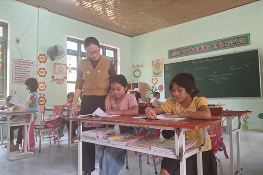 "Ngọn lửa" nuôi dưỡng trí thức cho con em người Bru Vân Kiều ở bản biệt lập
