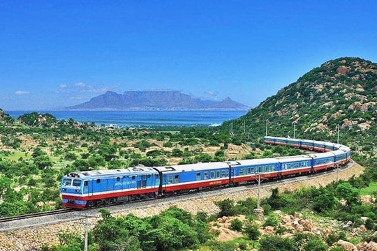 Ngắm Việt Nam qua khung cửa sổ tàu