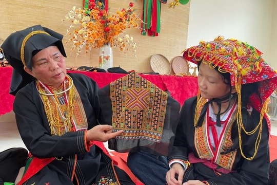 “Giữ lửa” nghề thêu của người Dao Thanh Phán