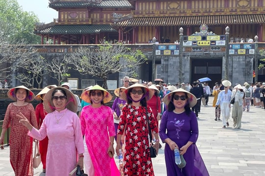 Đại nội Huế mở cửa miễn phí ngày 26/3, hàng nghìn người đổ về tham quan