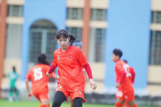 Nguyễn Thu Trang - Đóa hoa rừng trên sân cỏ