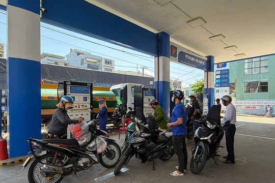 Giá xăng giảm “sốc” trong đêm, RON95 rơi xuống 24.332 đồng/lít