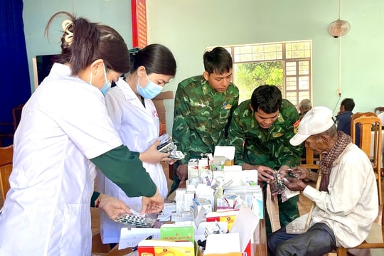 Gia Lai: Khám bệnh, cấp thuốc miễn phí cho hàng trăm người dân biên giới