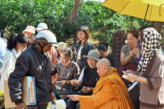 Nhiều phần quà được trao tới người dân có hoàn cảnh khó khăn tại Lâm Đồng