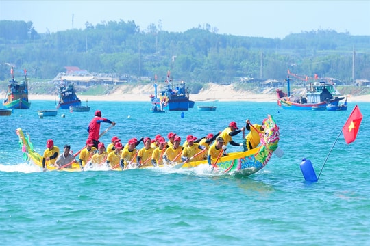 Tháng Ba về, biển Quảng Ngãi vào hội cầu ngư