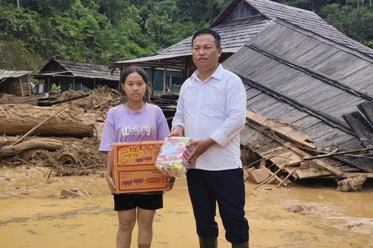 Người “bám ruộng” cùng đồng bào DTTS