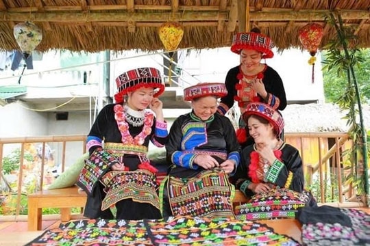 Phụ nữ DTTS biến du lịch thành "bệ phóng" cho văn hóa