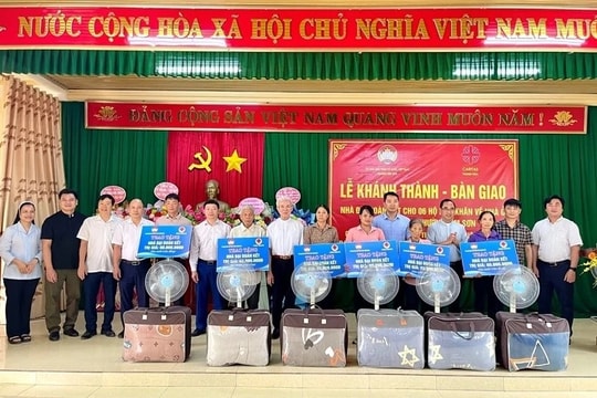 Trao nhà Đại đoàn kết cho đồng bào Công giáo khó khăn