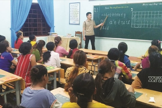 Cụ bà người Tà Ôi 72 tuổi vẫn quyết tâm xóa mù chữ