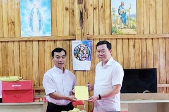 Sở Dân tộc và Tôn giáo Lào Cai thăm chúc mừng một số Giáo xứ nhân dịp Lễ Phục sinh