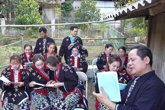 Người "cõng nhà" xuống núi đưa bản nghèo người Dao trở thành bản nông thôn mới đầu tiên