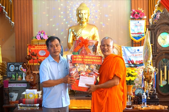 Sở Dân tộc và Tôn giáo tỉnh An Giang thăm, chúc Tết Chôl Chnăm Thmây đồng bào Khmer
