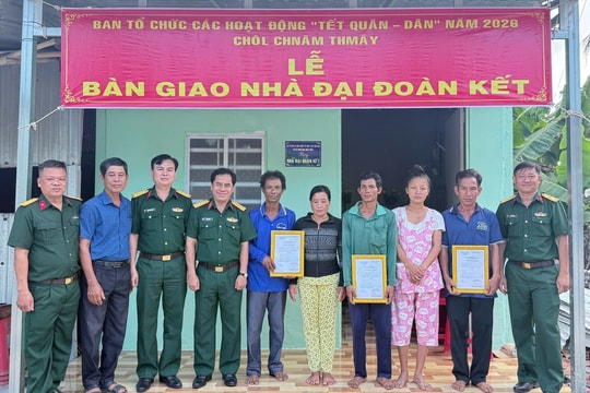 Bộ CHQS tỉnh An Giang trao nhà “Đại đoàn kết” cho 3 hộ đồng bào Khmer trước Tết Chôl Chnăm Thmây năm 2026