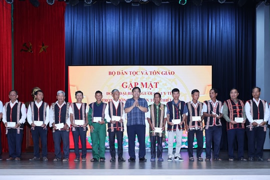 Thứ trưởng Y Thông gặp mặt Đoàn đại biểu Người có uy tín các tỉnh Quảng Ngãi, Gia Lai