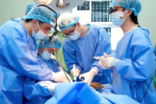Phẫu thuật tái tạo xương hàm thành công cho bệnh nhân 14 tuổi bị u ác tính