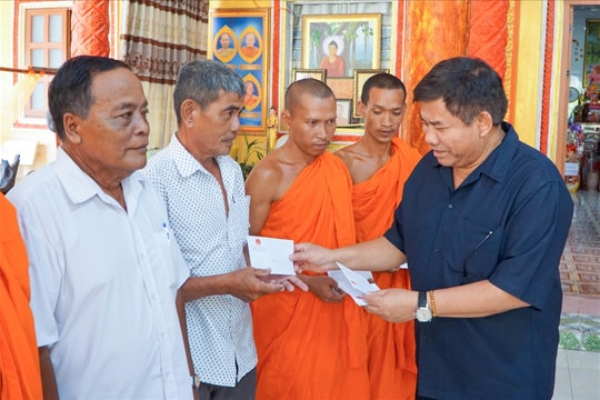 Thứ trưởng Y Thông trao quà Tết, gửi lời chúc tới đồng bào Khmer ở An Giang