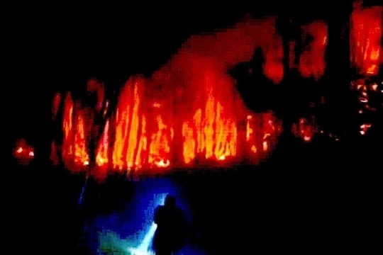 Cháy rừng trong đêm, hơn 200 người tham gia dập lửa