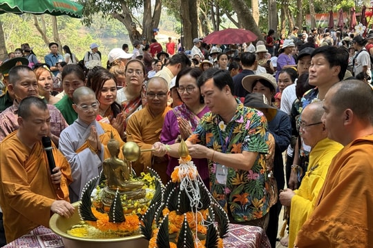 Vui Tết Bunpimay cùng người Lào nơi biên giới