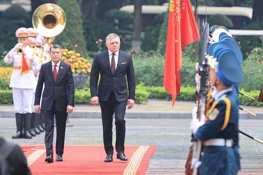 Thủ tướng Lê Minh Hưng chủ trì lễ đón Thủ tướng Slovakia thăm chính thức Việt Nam