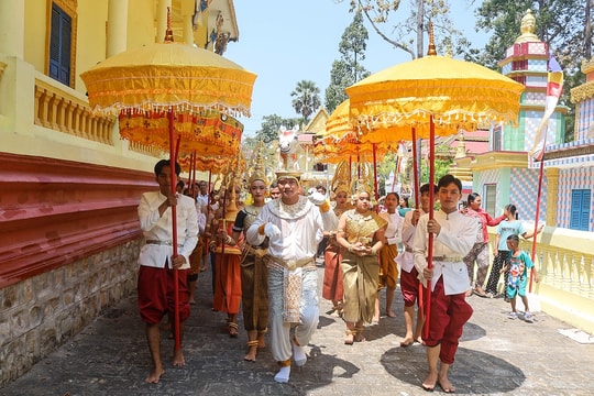 Khoảnh khắc thiêng liêng nhất Tết Chôl Chnăm Thmây của đồng bào Khmer